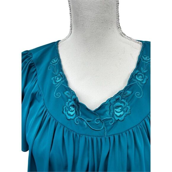 Miss Elaine vintage nightgown - Picture 3 of 12